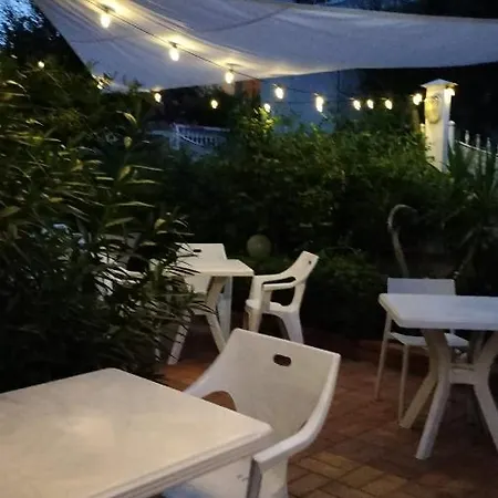 Lilla 3* ديسينسانو ديل غاردا